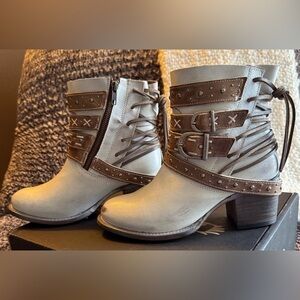 🔥 NEW IN BOX 🔥 FREEBIRD CASPIAN IN  COLOR ICE MULTI, SIZE 8!